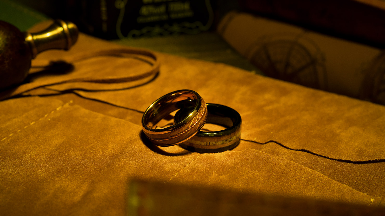 The yellow gold ring was placed on a cowhide cloth
