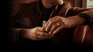 men with yellow gold wedding band on the hand